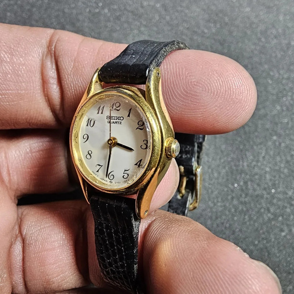 Seiko Women's Quartz Watch Gold Tone with Leather Band 2Y01-0A19 Double Ticking - Picture 3 of 9